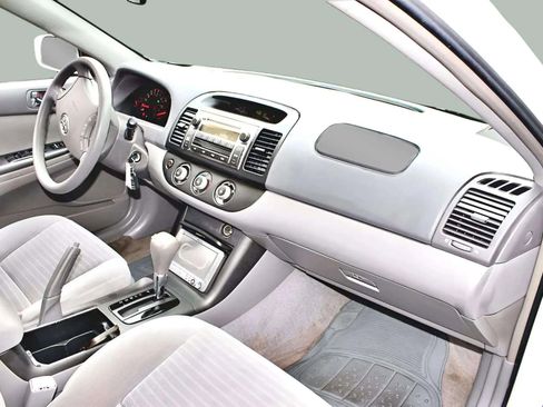 Used 2005 Toyota Camry LE image 23