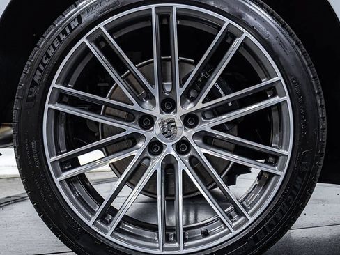 Certified 2025 Porsche Macan AWD/4WD image 23