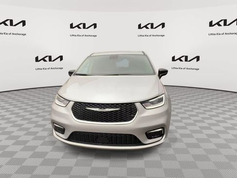 Used 2024 Chrysler Pacifica Touring-L FWD image 3