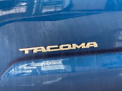 Used 2017 Toyota Tacoma TRD Sport AWD/4WD image 11