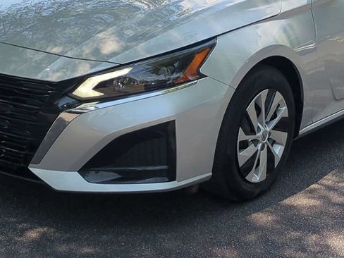 Used 2024 Nissan Altima 2.5 S FWD image 9