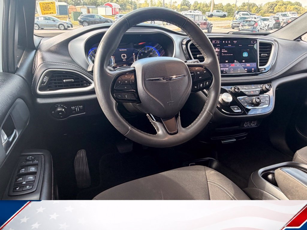 Used 2024 Chrysler Pacifica Touring FWD image 17