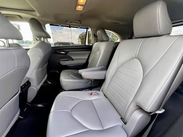 Used 2021 Toyota Highlander XLE FWD image 13