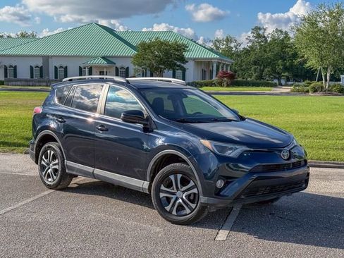 Used 2018 Toyota RAV4 LE FWD image 1