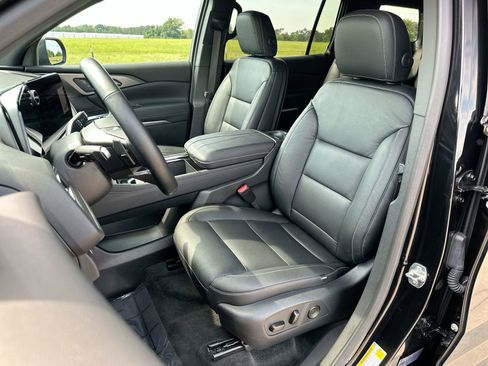 Used 2025 Chevrolet Traverse LT image 11