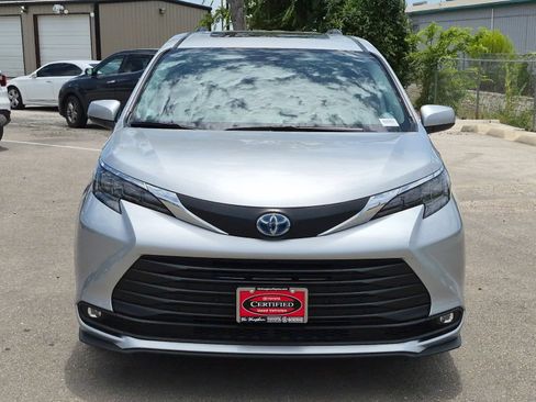 Used 2025 Toyota Sienna XLE FWD image 8