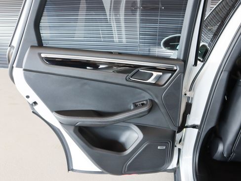 Used 2025 Porsche Macan image 26