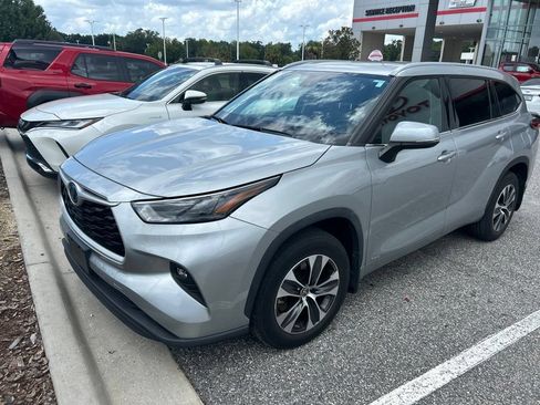 Used 2022 Toyota Highlander XLE AWD/4WD image 1