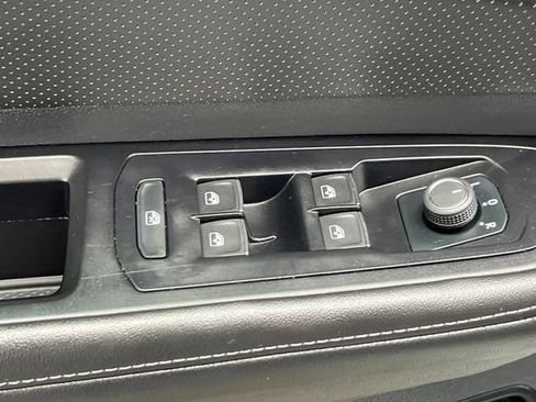 Used 2025 Volkswagen Atlas SE FWD image 12