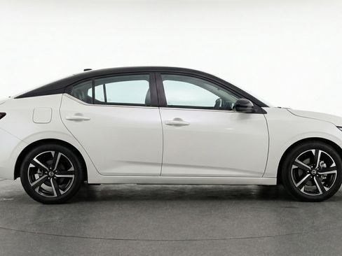 Used 2025 Nissan Sentra SV FWD image 11