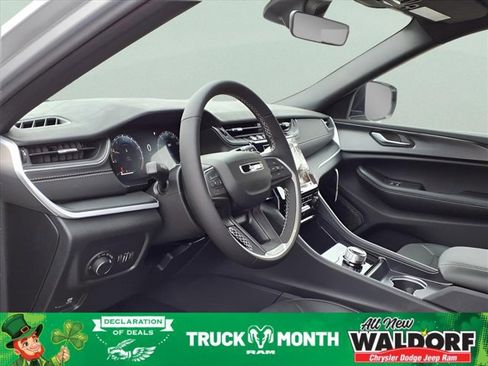 New 2025 Jeep Grand Cherokee Altitude image 10