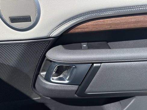 Used 2025 Land Rover Discovery S image 15