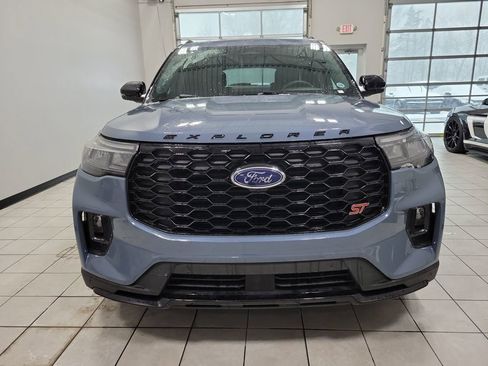 Used 2025 Ford Explorer ST image 2