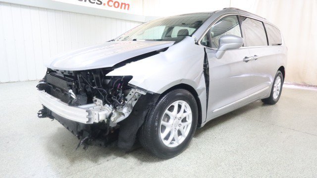Used 2020 Chrysler Pacifica Touring-L FWD image 2