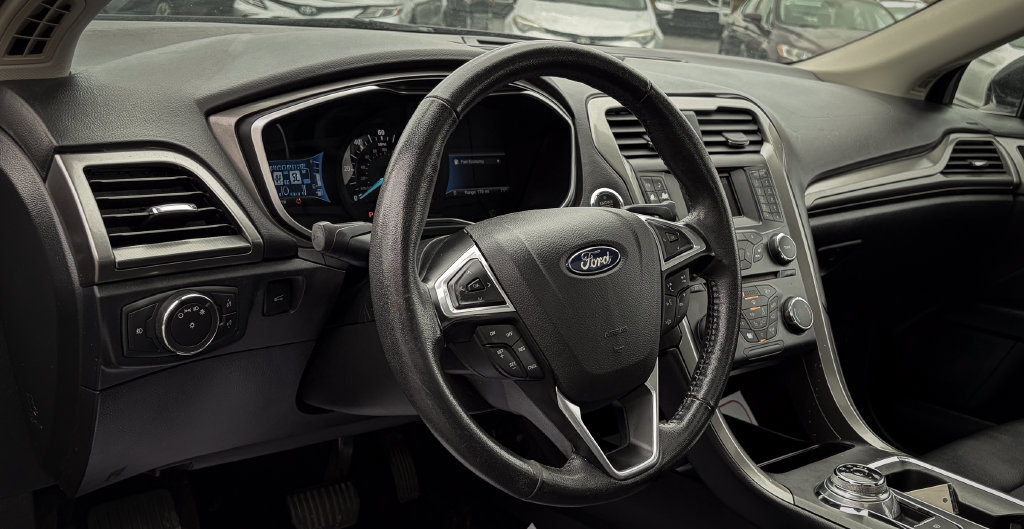 Used 2017 Ford Fusion SE w/ Equipment Group 601A FWD image 2