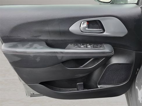 Used 2020 Chrysler Pacifica Touring w/ S Appearance Package image 19