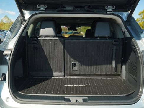 Used 2022 Toyota Highlander XLE image 19