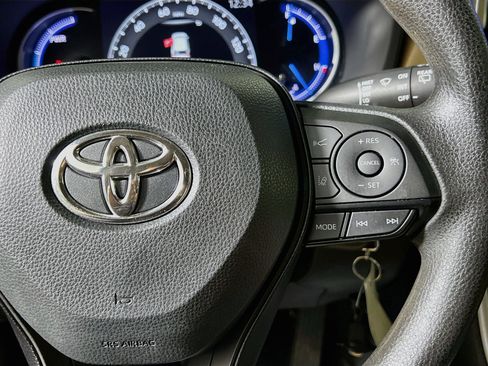Used 2024 Toyota RAV4 LE AWD/4WD image 19