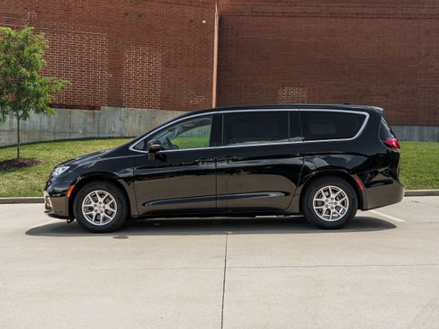 Used 2024 Chrysler Pacifica Touring-L FWD image 6