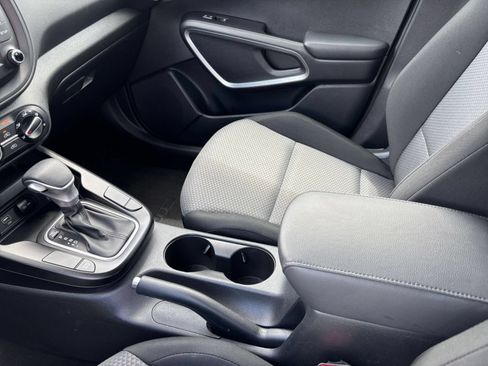 Used 2025 Kia Soul LX w/ LX Technology Package FWD image 39