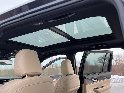 Used 2024 Jeep Grand Cherokee Limited w/ Luxury Tech Group II image 39