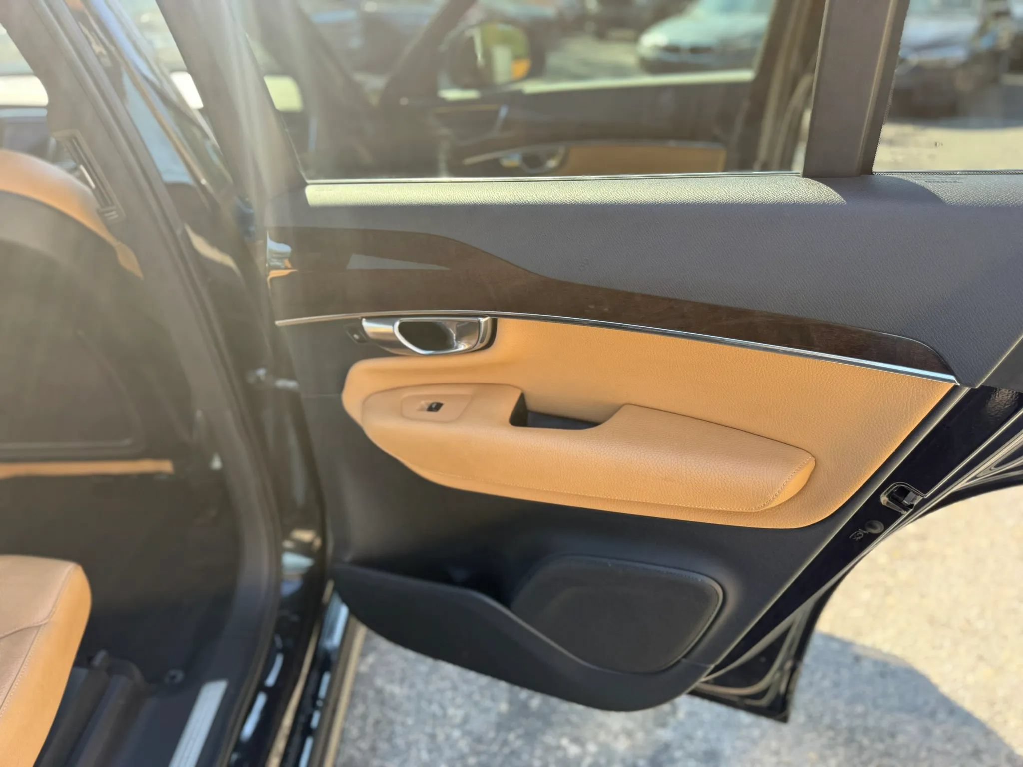 Used 2016 Volvo XC90 T6 Momentum w/ Momentum Plus Package AWD/4WD image 27