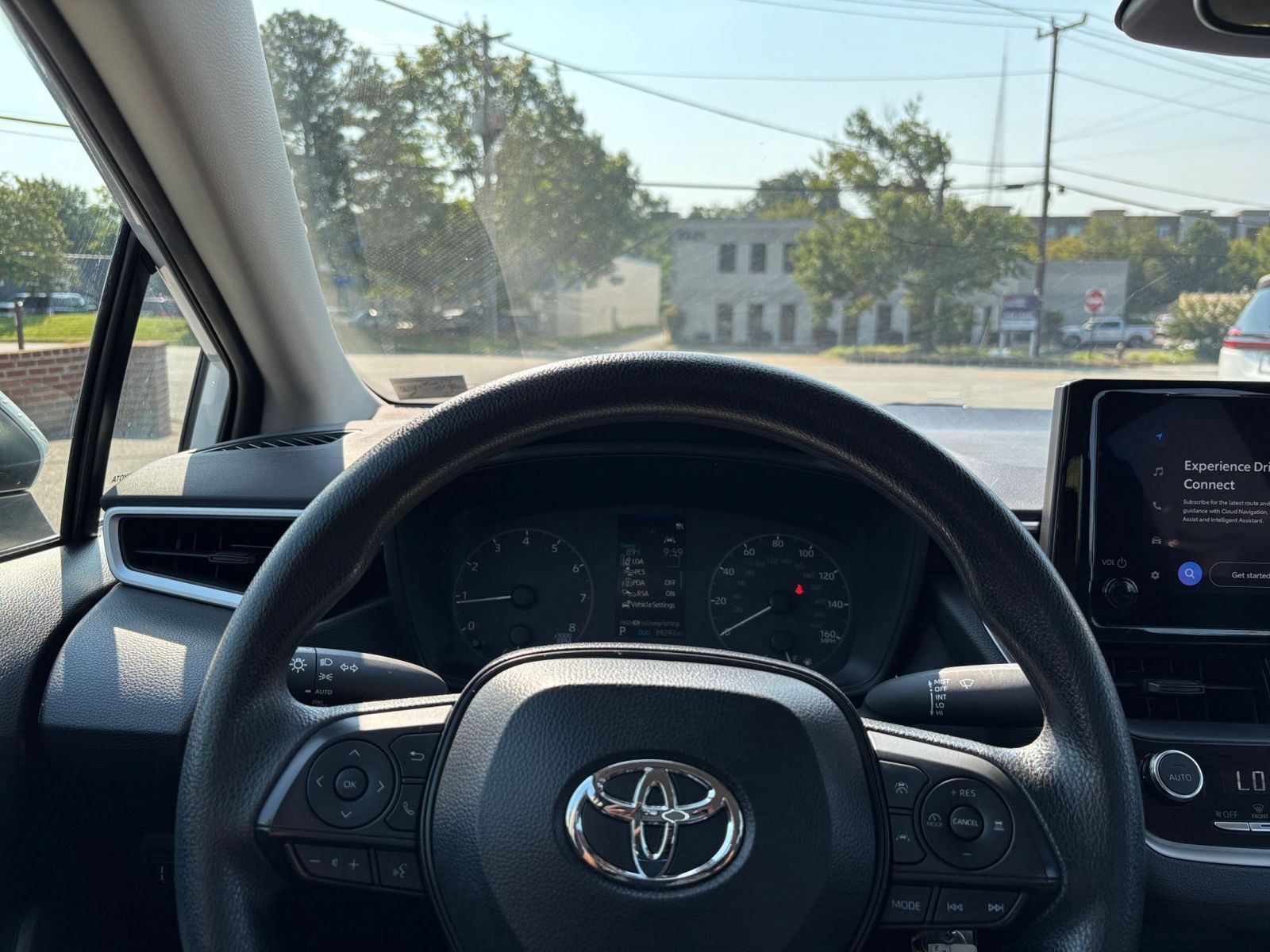 Used 2025 Toyota Corolla LE FWD image 31