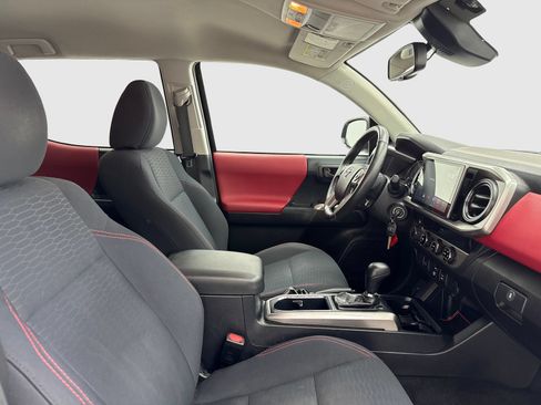 Used 2018 Toyota Tacoma SR5 AWD/4WD image 37