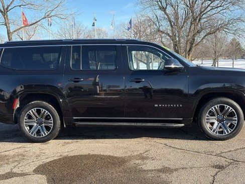 Used 2023 Jeep Wagoneer L 4WD w/ Premium Group I image 2