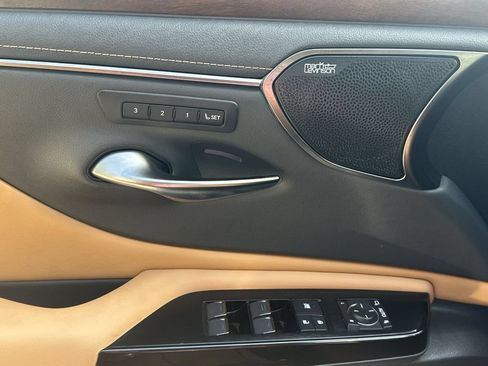 Used 2024 Lexus ES 300h Ultra Luxury w/ Accessory Package (Z2) FWD image 32