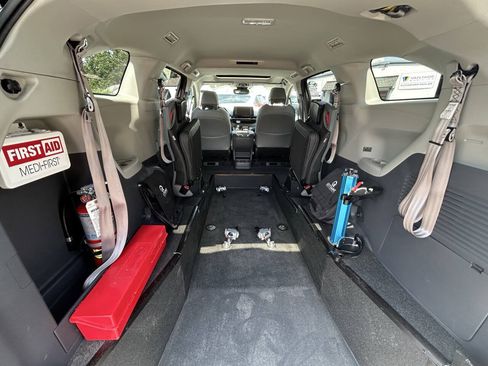 Used 2023 Toyota Sienna XLE FWD image 3
