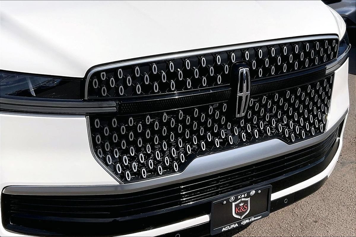 Used 2025 Lincoln Navigator Reserve AWD/4WD image 4