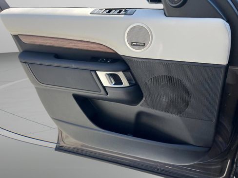 Used 2025 Land Rover Discovery S image 32