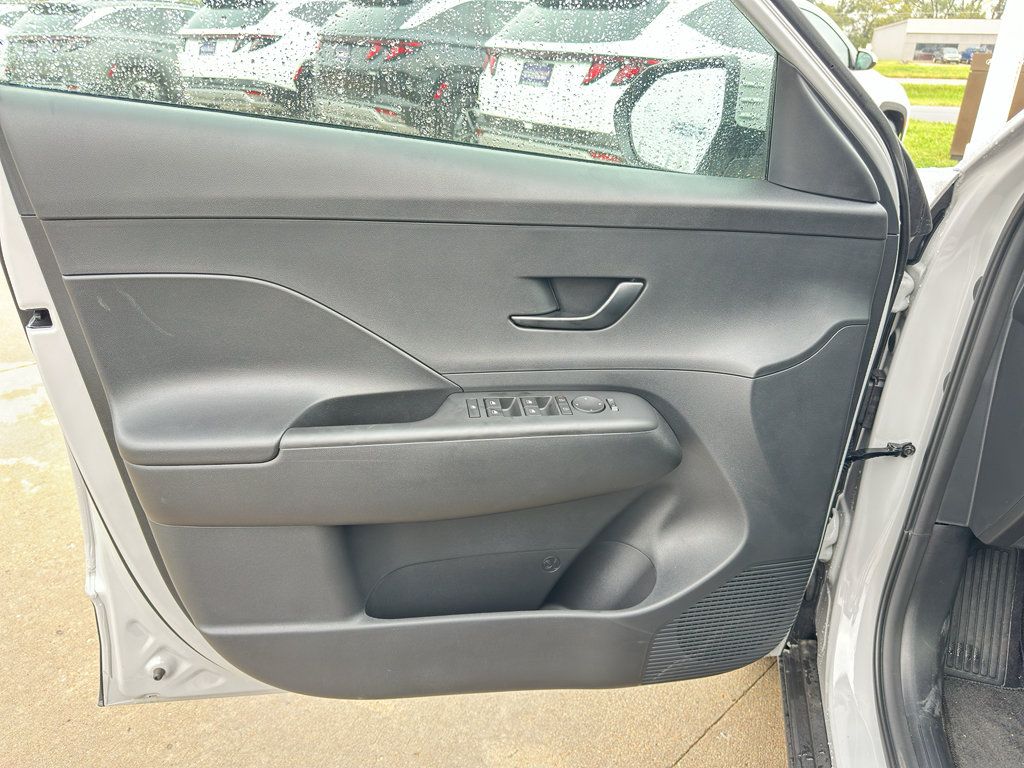 Used 2025 Hyundai Kona SEL FWD image 11