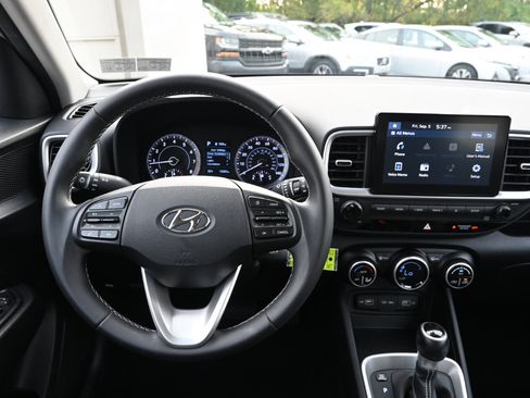 Used 2022 Hyundai Venue SEL image 24