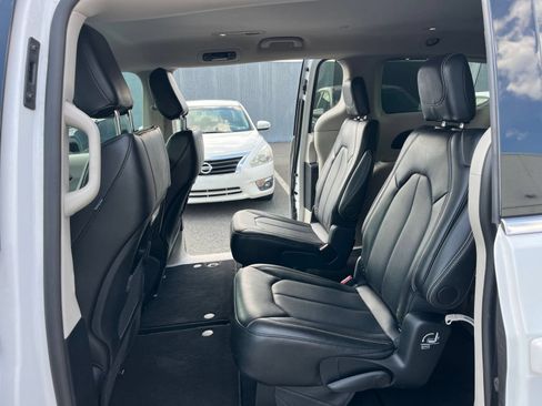 Used 2024 Chrysler Pacifica Touring-L FWD image 23
