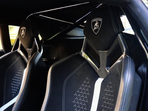 Used 2018 Lamborghini Huracan Performante image 25