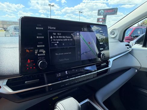 Used 2022 Toyota Sienna XLE w/ XLE Plus Package AWD/4WD image 17