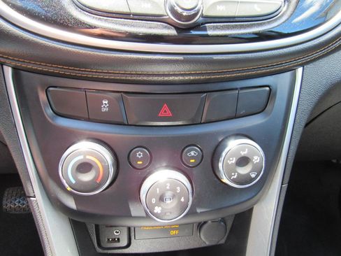 Used 2018 Chevrolet Trax LT w/ Sun & Sound Package FWD image 24