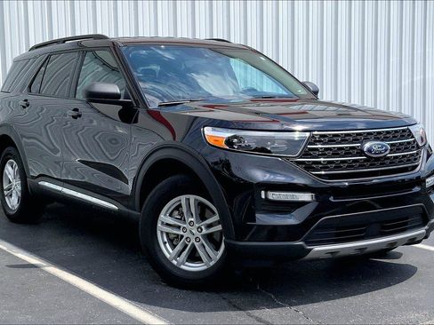 Used 2024 Ford Explorer XLT w/ Equipment Group 202A AWD/4WD image 2