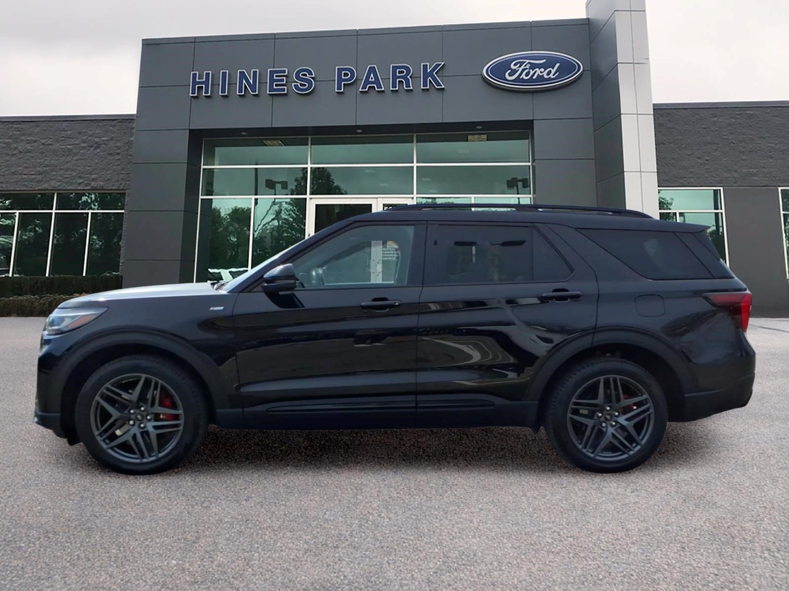 Used 2025 Ford Explorer ST-Line w/ ST-Line Street Pack AWD/4WD image 4
