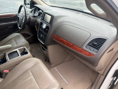 Used 2013 Chrysler Town & Country Touring FWD image 13