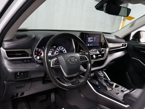 Certified 2024 Toyota Highlander XLE image 11