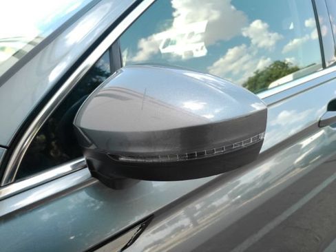 Used 2022 Volkswagen Tiguan SE w/ Panoramic Sunroof Package FWD image 18