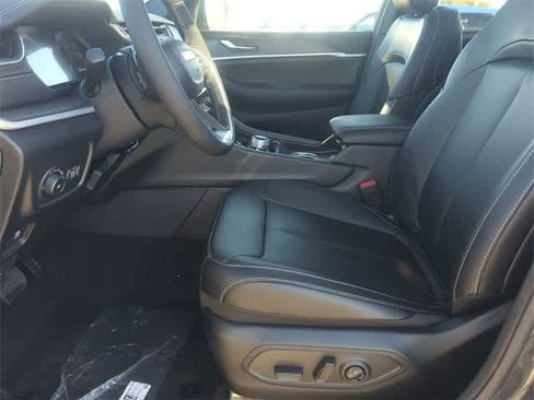 New 2025 Jeep Grand Cherokee Limited image 16