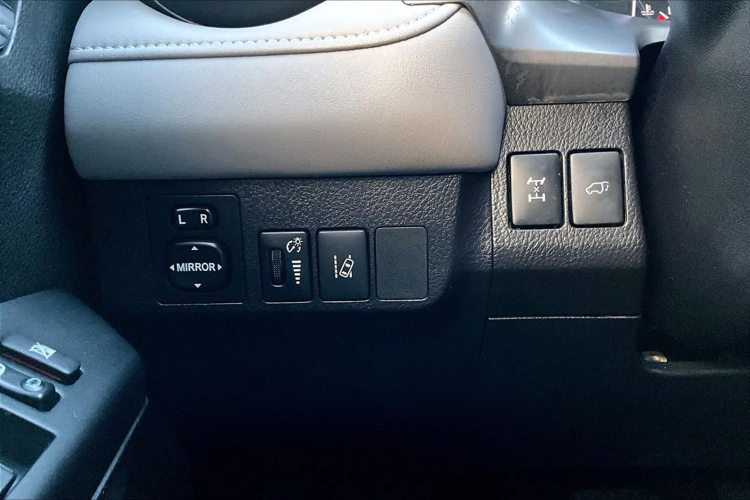 Used 2017 Toyota RAV4 XLE AWD/4WD image 34