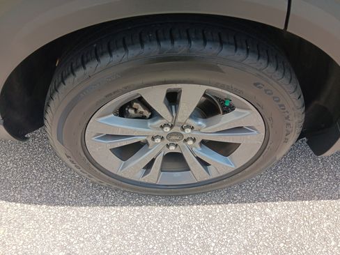 Used 2022 Ford Explorer XLT w/ Equipment Group 202A RWD image 6