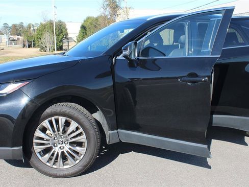 Used 2023 Toyota Venza XLE image 4