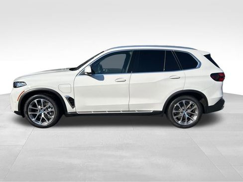 Used 2025 BMW X5 xDrive50e image 2