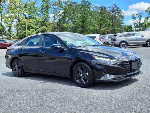 Used 2023 Hyundai Elantra SEL image 1